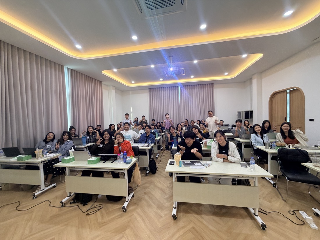 ผู้เข้าร่วม Workshop นั่งทำงานร่วมกันในห้องอบรม