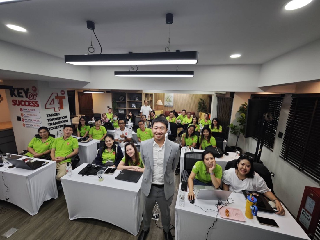 ปัน ณัฐพัชร์ยืนกับทีมผู้เข้าร่วม In-house Workshop ในห้องอบรม