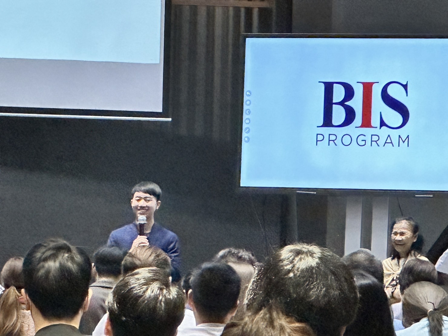 บรรยากาศ workshop hands-on · ทีมกำลัง build workflow