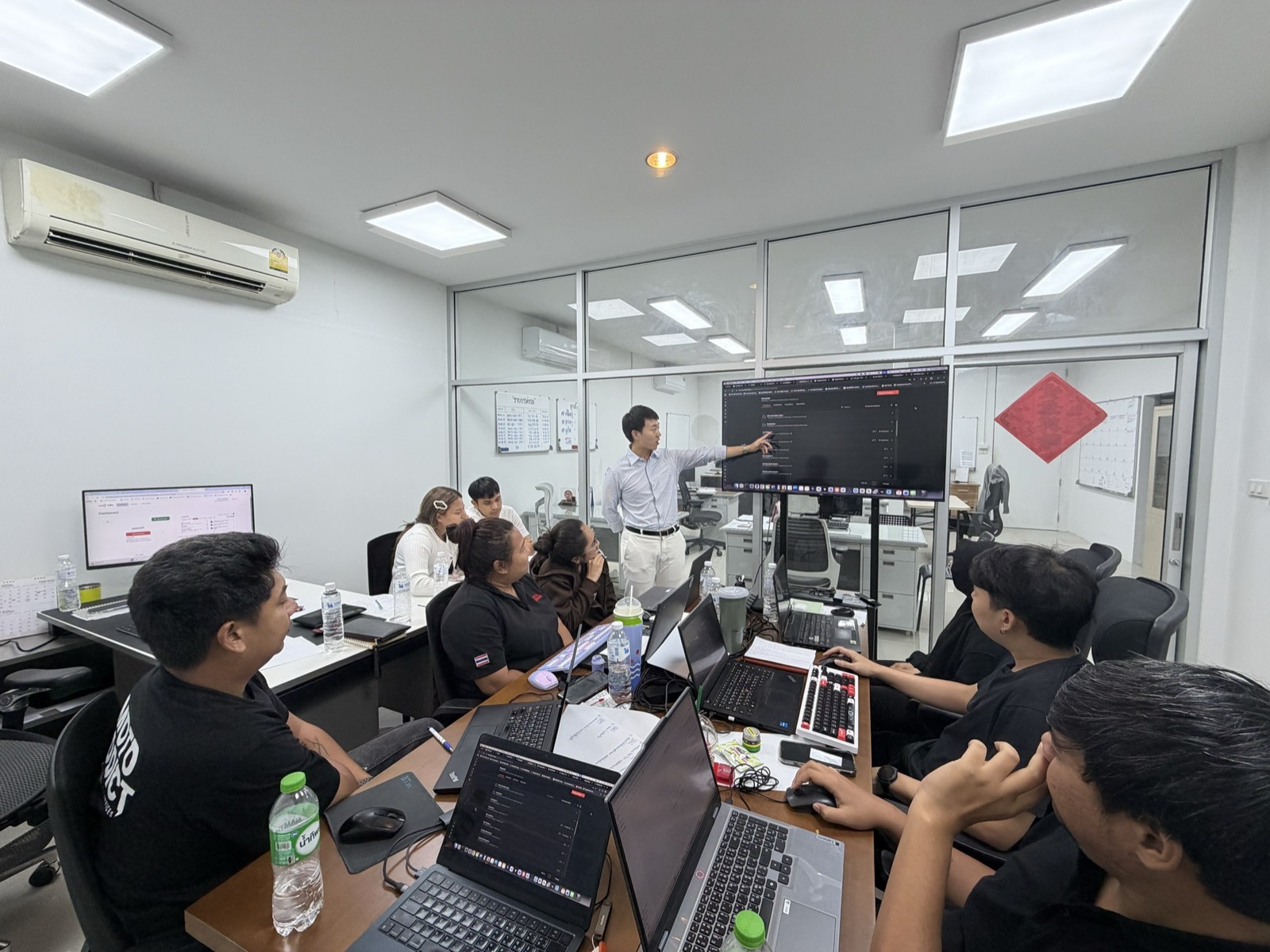ปันอธิบาย AI Workflow ให้ผู้เข้าร่วมในห้องอบรมจริง