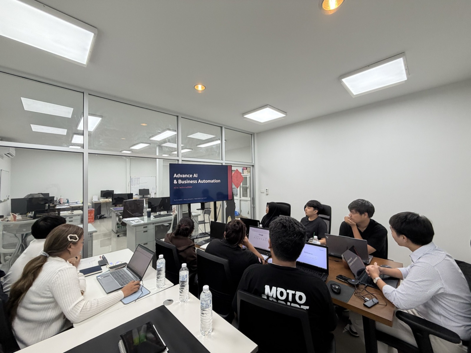 ปัน ณัฐพัชร์ทำ Workshop กับทีมในห้องประชุมขององค์กร